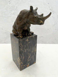 Bronzefigur sitzendes Nashorn aus Bronze auf Marmorsockel signiert Milo