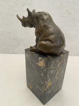 Bronzefigur sitzendes Nashorn aus Bronze auf Marmorsockel signiert Milo