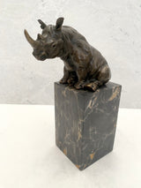 Bronzefigur sitzendes Nashorn aus Bronze auf Marmorsockel signiert Milo