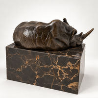 Nashorn-Skulptur aus Bronze mit dunkler Patina auf Marmorsockel in Rückansicht