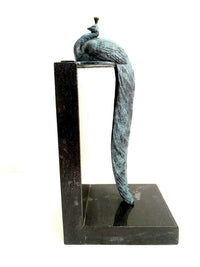 Bronze Pfau Skulptur – frontale Gesamtansicht mit langem Schweif auf Marmorsockel