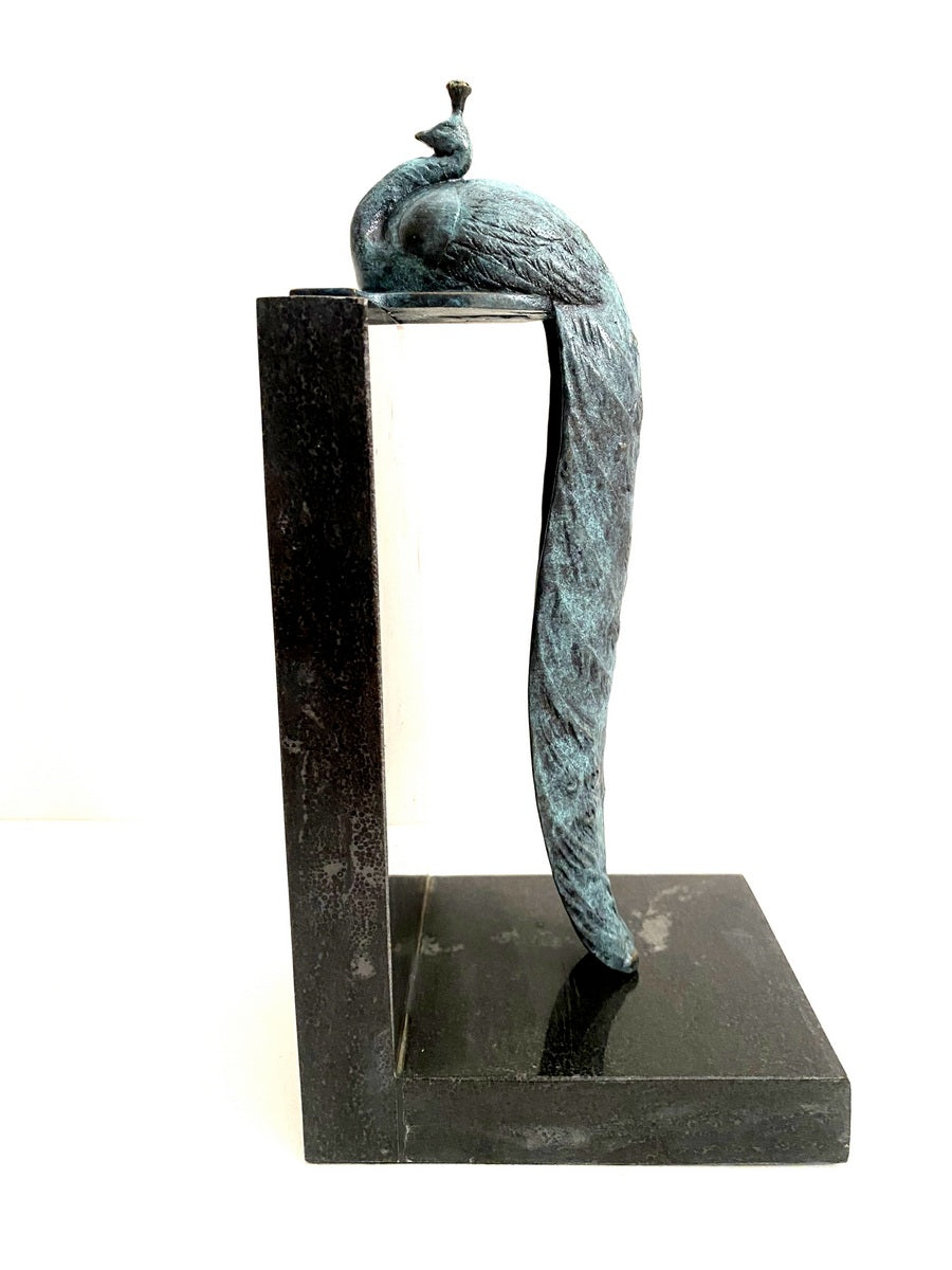 Bronze Pfau Skulptur – frontale Gesamtansicht mit langem Schweif auf Marmorsockel