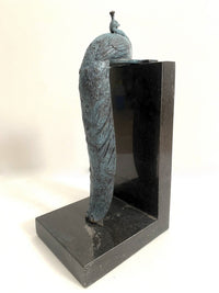Pfau Figur aus Bronze – schräge Seitenansicht der geometrischen Art-Déco-Skulptur