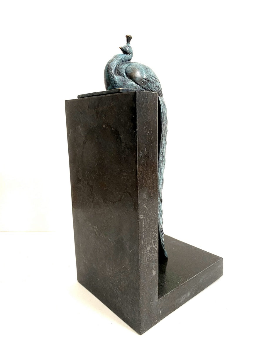 Bronze Pfau Skulptur – frontale schräge Gesamtansicht mit langem Schweif auf Marmorsockel
