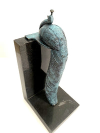 Pfau Figur aus Bronze – schräge seitliche Rückansicht der geometrischen Art-Déco-Skulptur