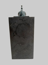 Bronzefigur Pfau – frontale Ansicht von Kopf und dunklem Marmorsockel