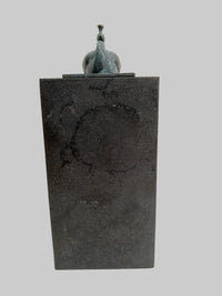 Bronzefigur Pfau – frontale Ansicht von Kopf und dunklem Marmorsockel