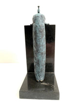Pfau Skulptur aus Bronze – rückseitige Gesamtansicht mit langem Gefieder