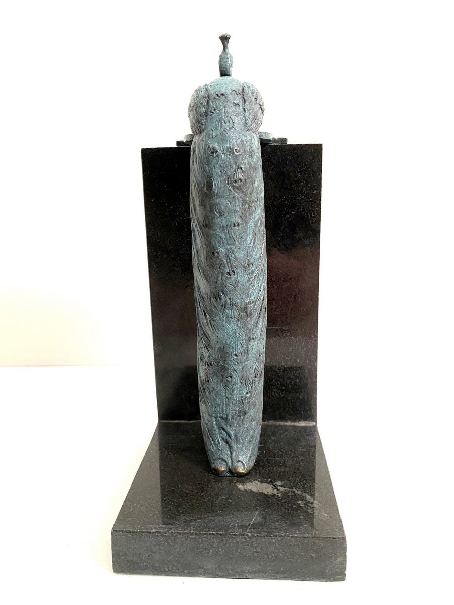Pfau Skulptur aus Bronze – rückseitige Gesamtansicht mit langem Gefieder