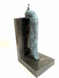 Art-Déco-Pfau aus Bronze – schräge Rückansicht mit grünlicher Patina