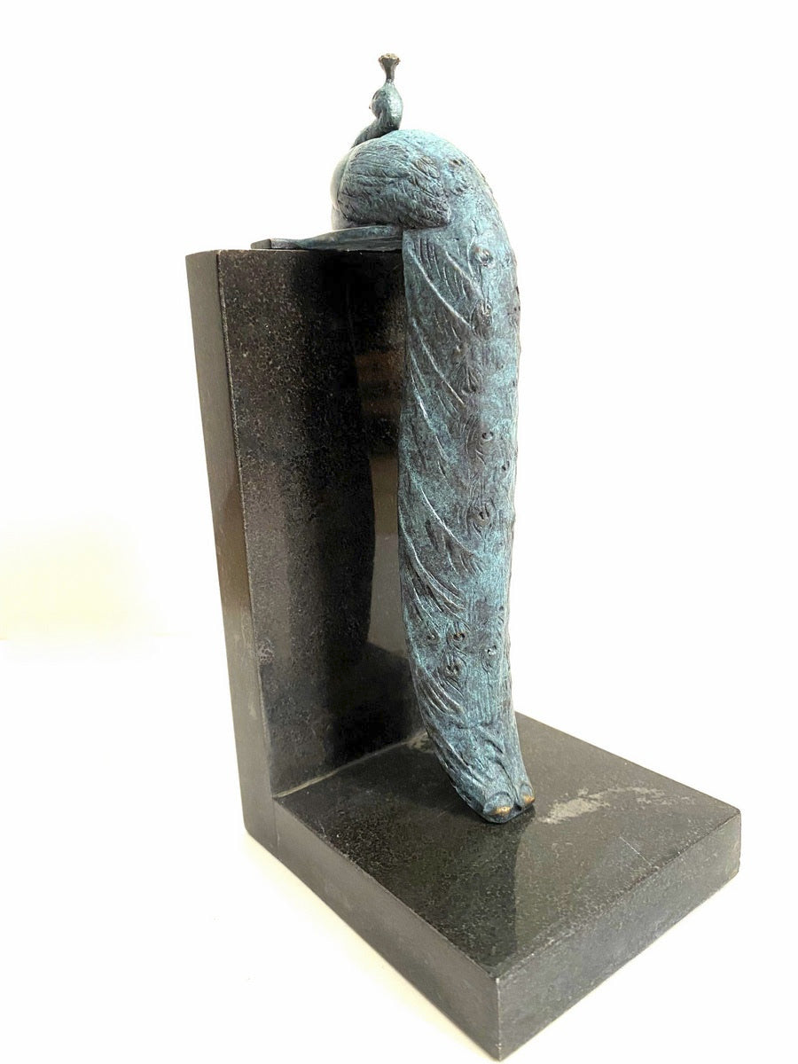 Art-Déco-Pfau aus Bronze – schräge Rückansicht mit grünlicher Patina