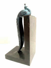 Pfau Figur aus Bronze – schräge Seitenansicht der geometrischen Art-Déco-Skulptur