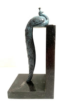 Bronze Pfau Figur – Art-Déco-Skulptur mit Milo-Signatur auf Marmorsockel