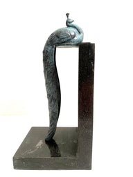 Bronze Pfau Figur – Art-Déco-Skulptur mit Milo-Signatur auf Marmorsockel