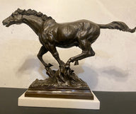 Pferd Figur aus Bronze nach Pierre-Jules Mêne – galoppierende Pferdeskulptur in Seitenansicht
