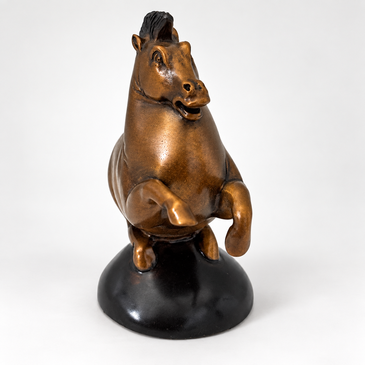 Steigendes Pferd aus Bronze mit erhobenen Vorderbeinen und schwarzem Sockel in Vorderansicht