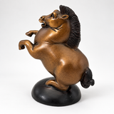 Bronzeskulptur eines humorvoll gestalteten steigenden Pferdes in linker Seitenansicht