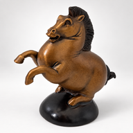 Bronzeskulptur eines steigenden Pferdes auf schwarzem Sockel in schräger Ansicht von links