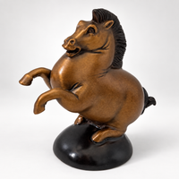 Bronzeskulptur eines steigenden Pferdes auf schwarzem Sockel in schräger Ansicht von links