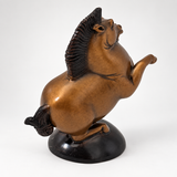 Steigendes Pferd aus Bronze mit dunkler Mähne und schwarzem Sockel in schräger Rückansicht