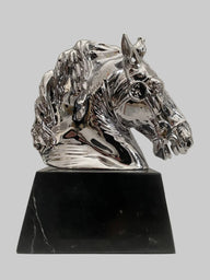 Pferdekopf aus Bronze – verchromte Bronzeskulptur auf Marmorsockel in rechter Seitenansicht
