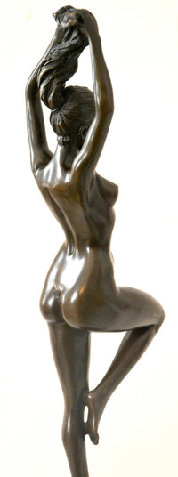 Nu en bronze élégant de Raymondo avec signature de l'artiste