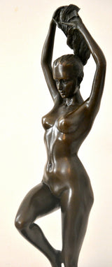 Nu en bronze élégant de Raymondo avec signature de l'artiste