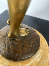 Élégant nu en bronze Raymondo avec signature de l'artiste sur un socle en marbre