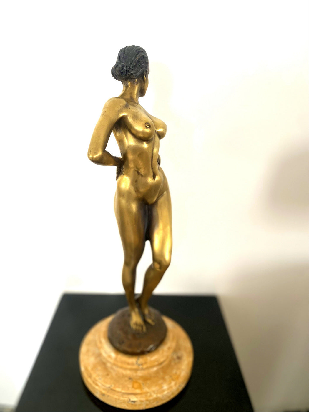 Élégant nu en bronze Raymondo avec signature de l'artiste sur un socle en marbre