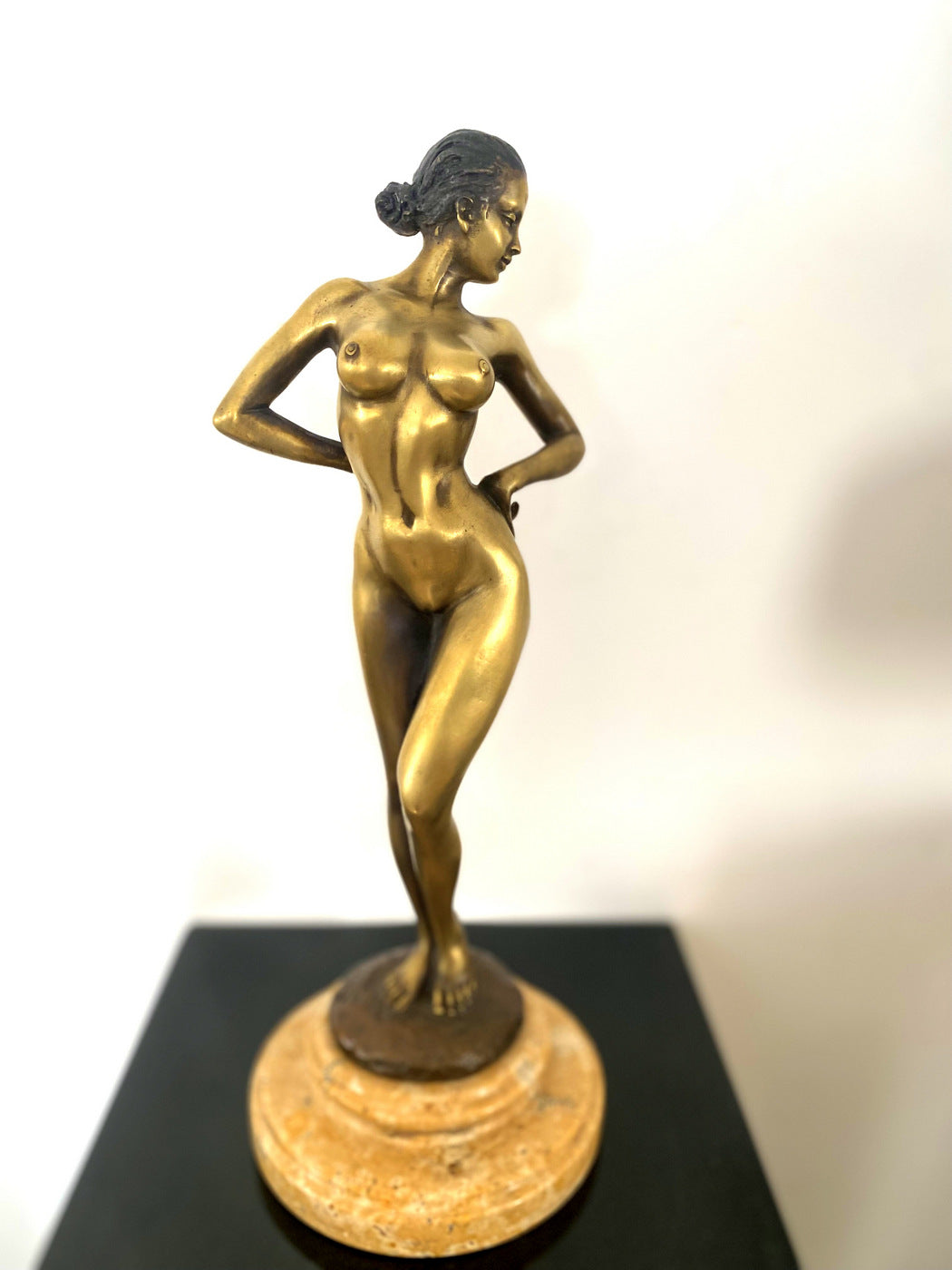 Élégant nu en bronze Raymondo avec signature de l'artiste sur un socle en marbre