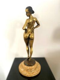 Élégant nu en bronze Raymondo avec signature de l'artiste sur un socle en marbre