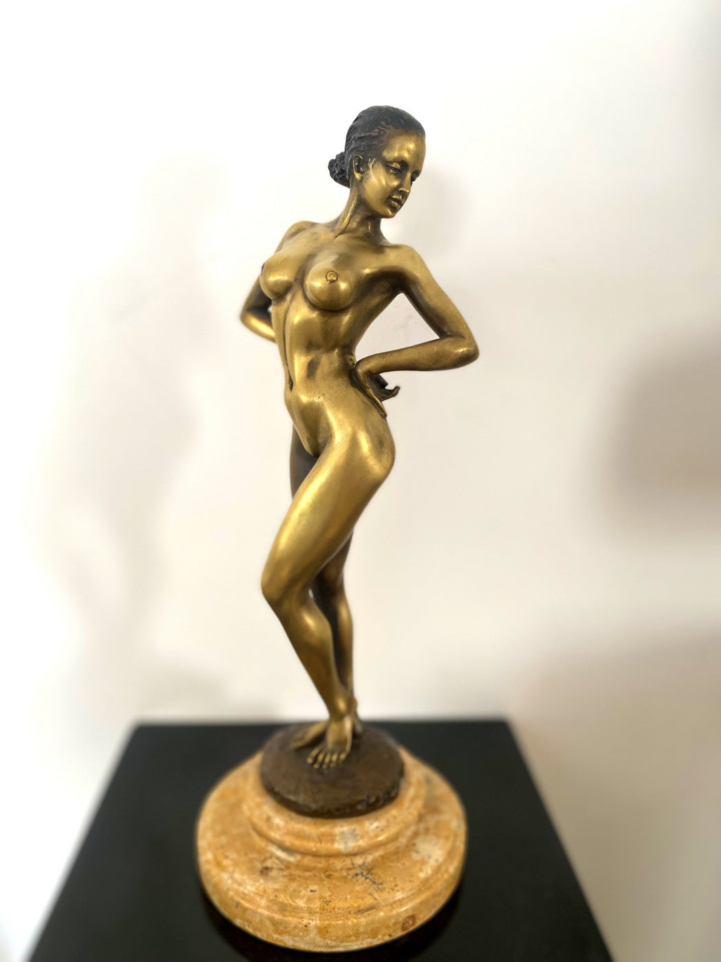 Élégant nu en bronze Raymondo avec signature de l'artiste sur un socle en marbre