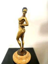 Élégant nu en bronze Raymondo avec signature de l'artiste sur un socle en marbre