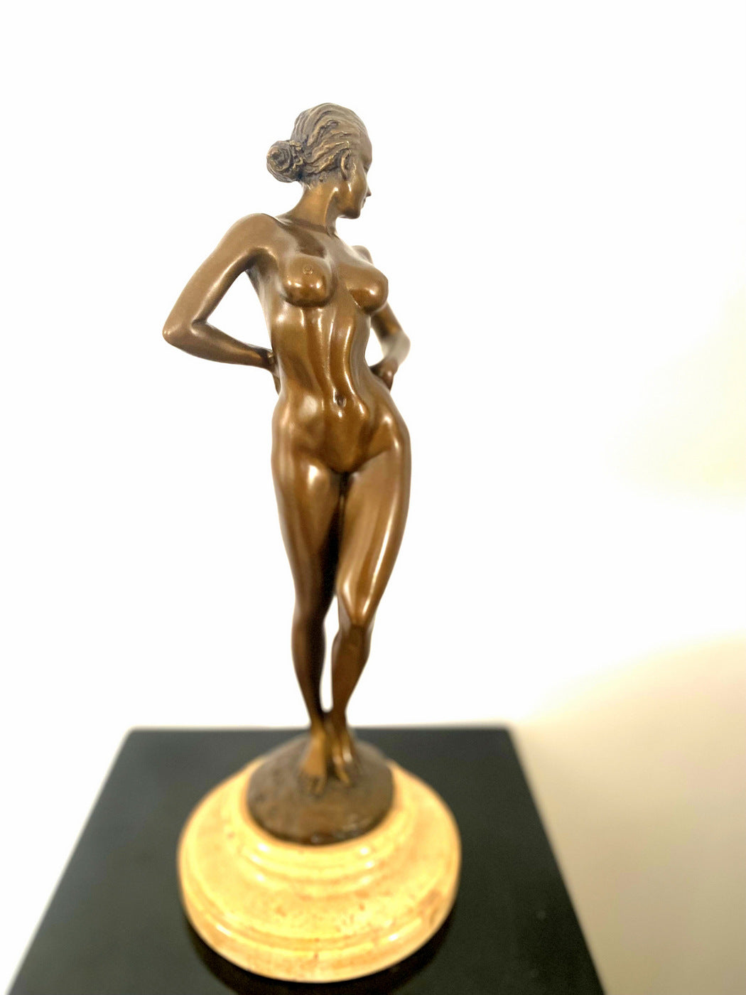 Bronze figure - Bronze nude signed Raymondo on light marble base