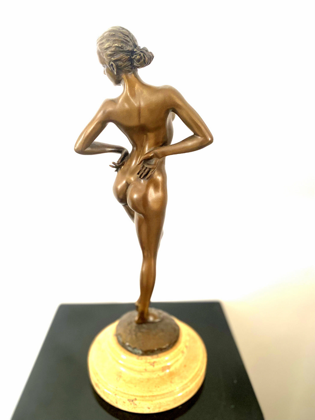 Figure en bronze - nu en bronze signé Raymondo sur socle en marbre clair