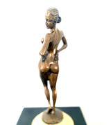 Bronzefigur-  Bronze Akt signiert Raymondo  auf hellen Marmorsockel