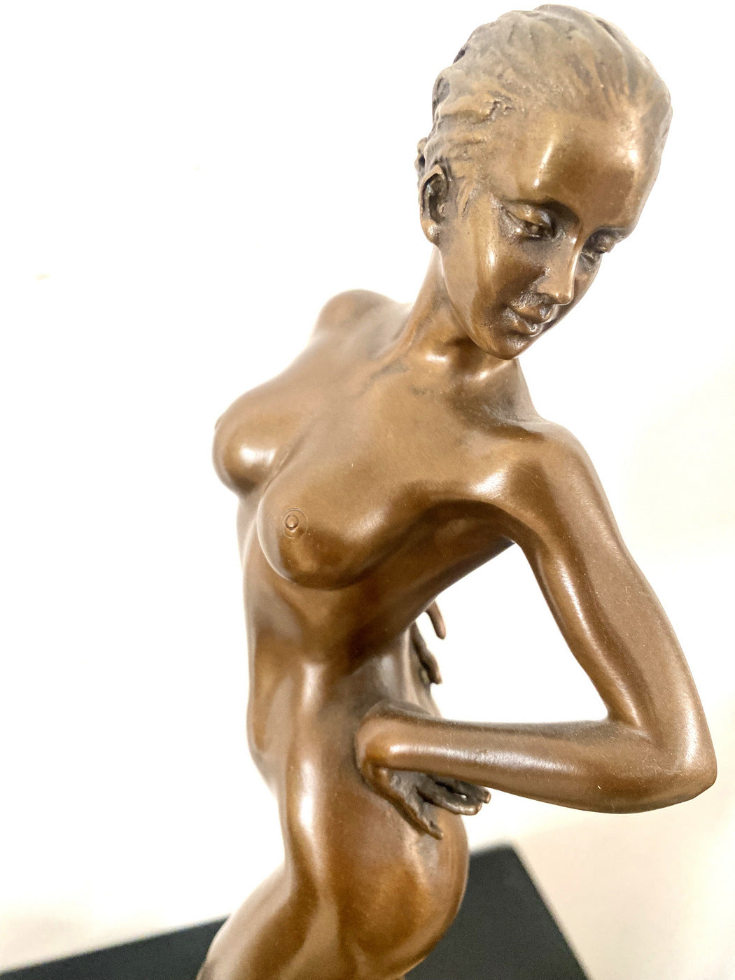 Figure en bronze - nu en bronze signé Raymondo sur socle en marbre clair