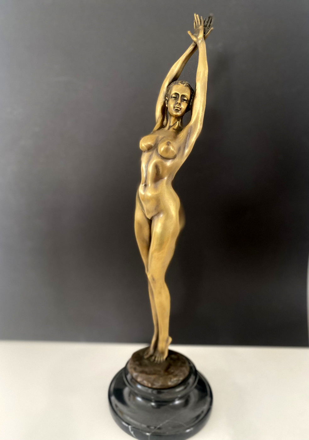 Stylish bronze figure - Bronze nude signed Raymondo on marble base