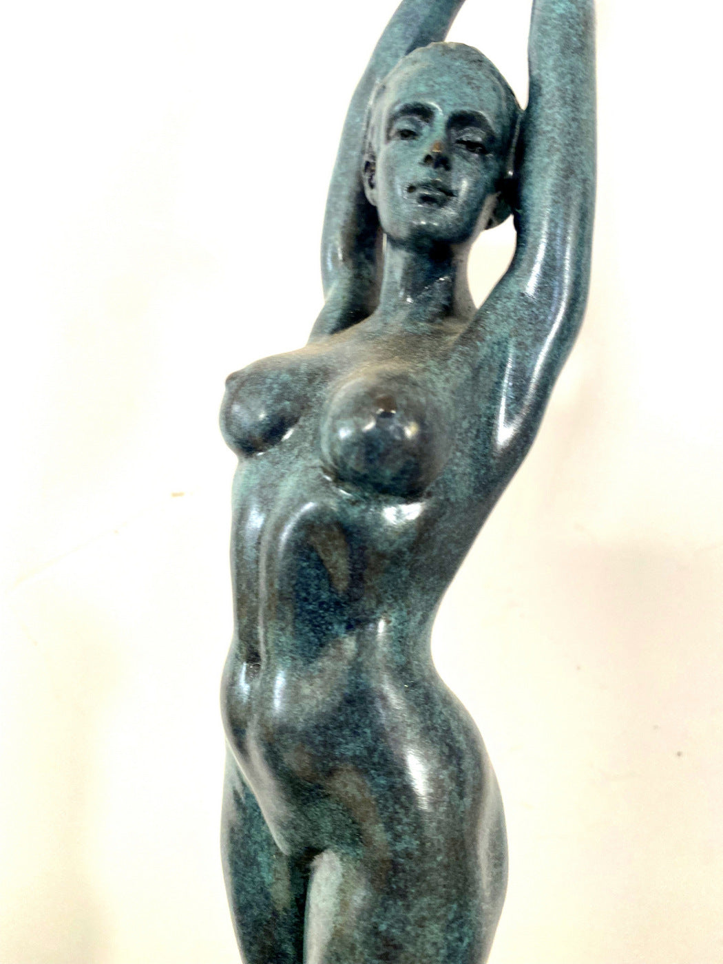 Stylish bronze figure - Bronze nude signed Raymondo on marble base