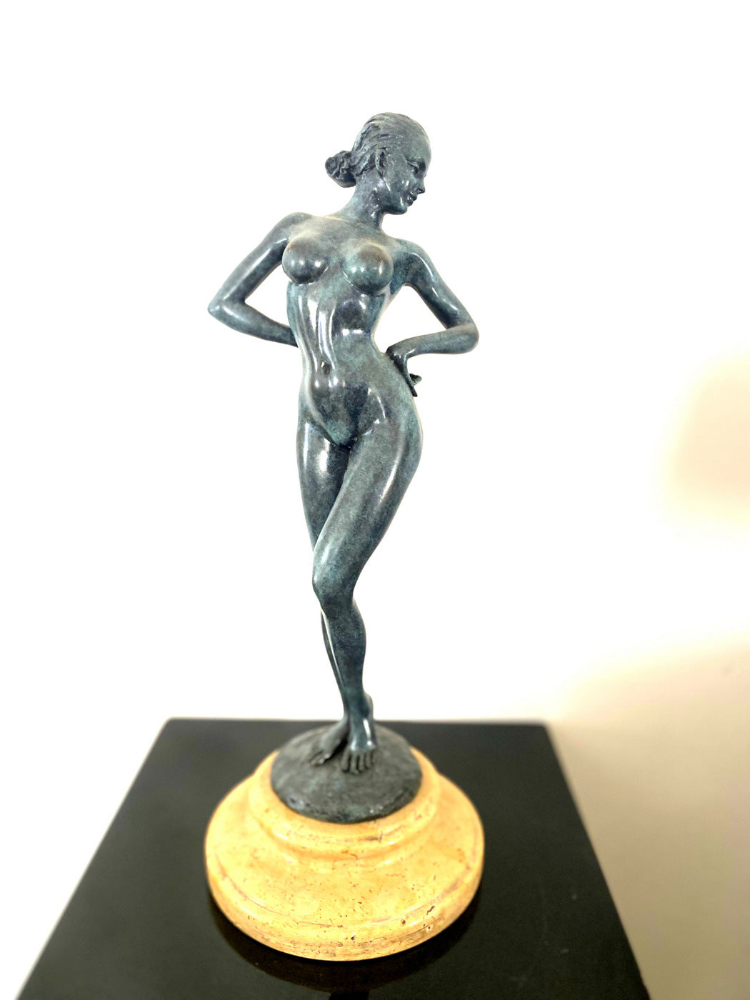 Figure en bronze - nu en bronze signé Raymondo sur socle en marbre