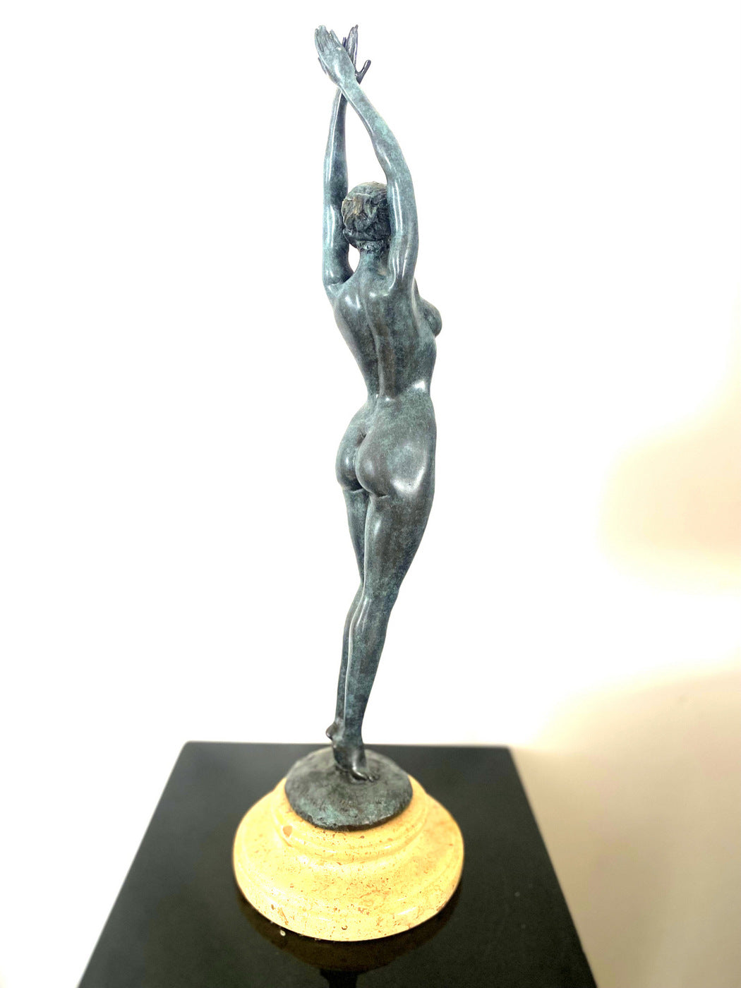 Stylish bronze figure - Bronze nude signed Raymondo on marble base