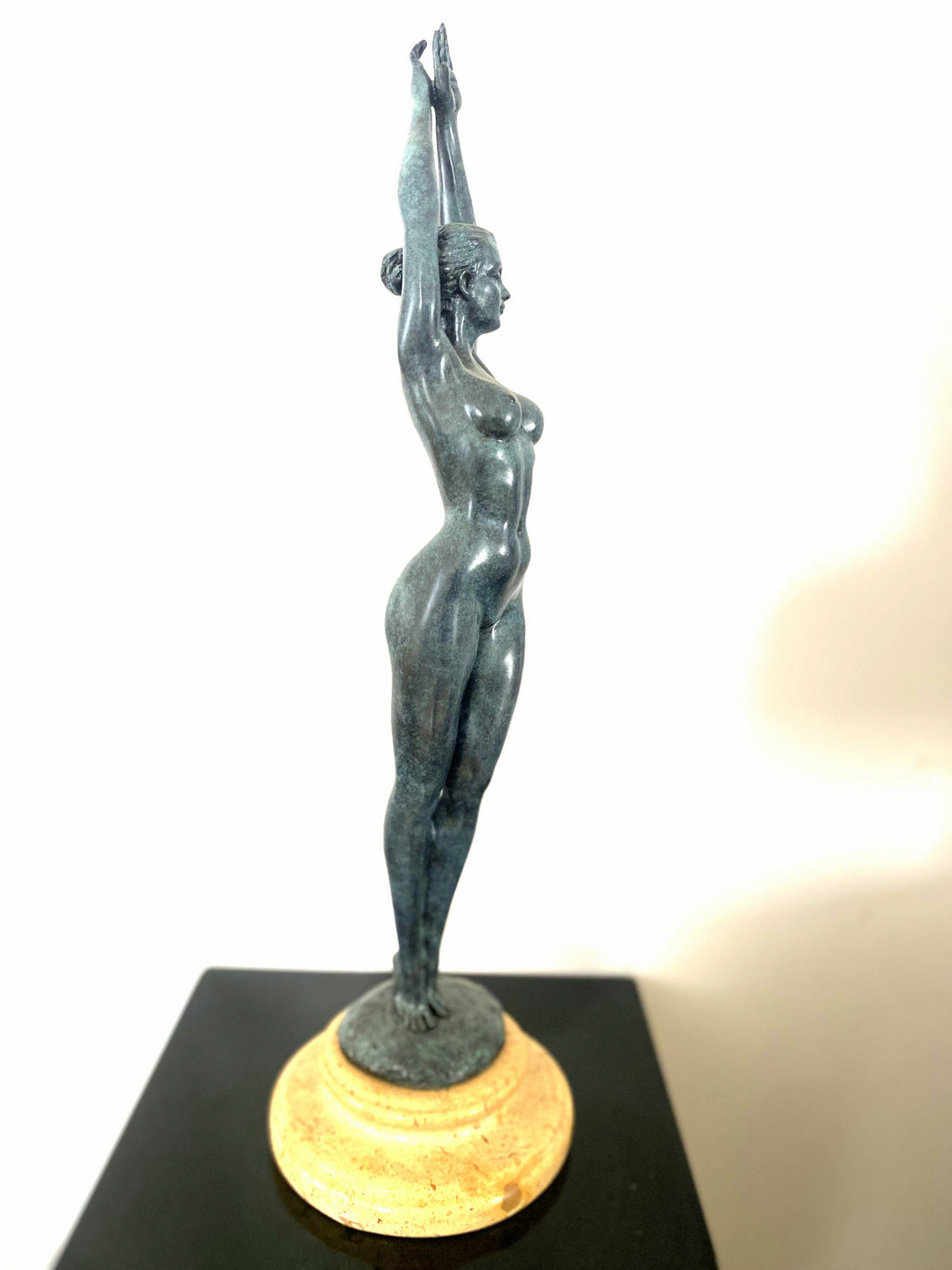 Stylish bronze figure - Bronze nude signed Raymondo on marble base