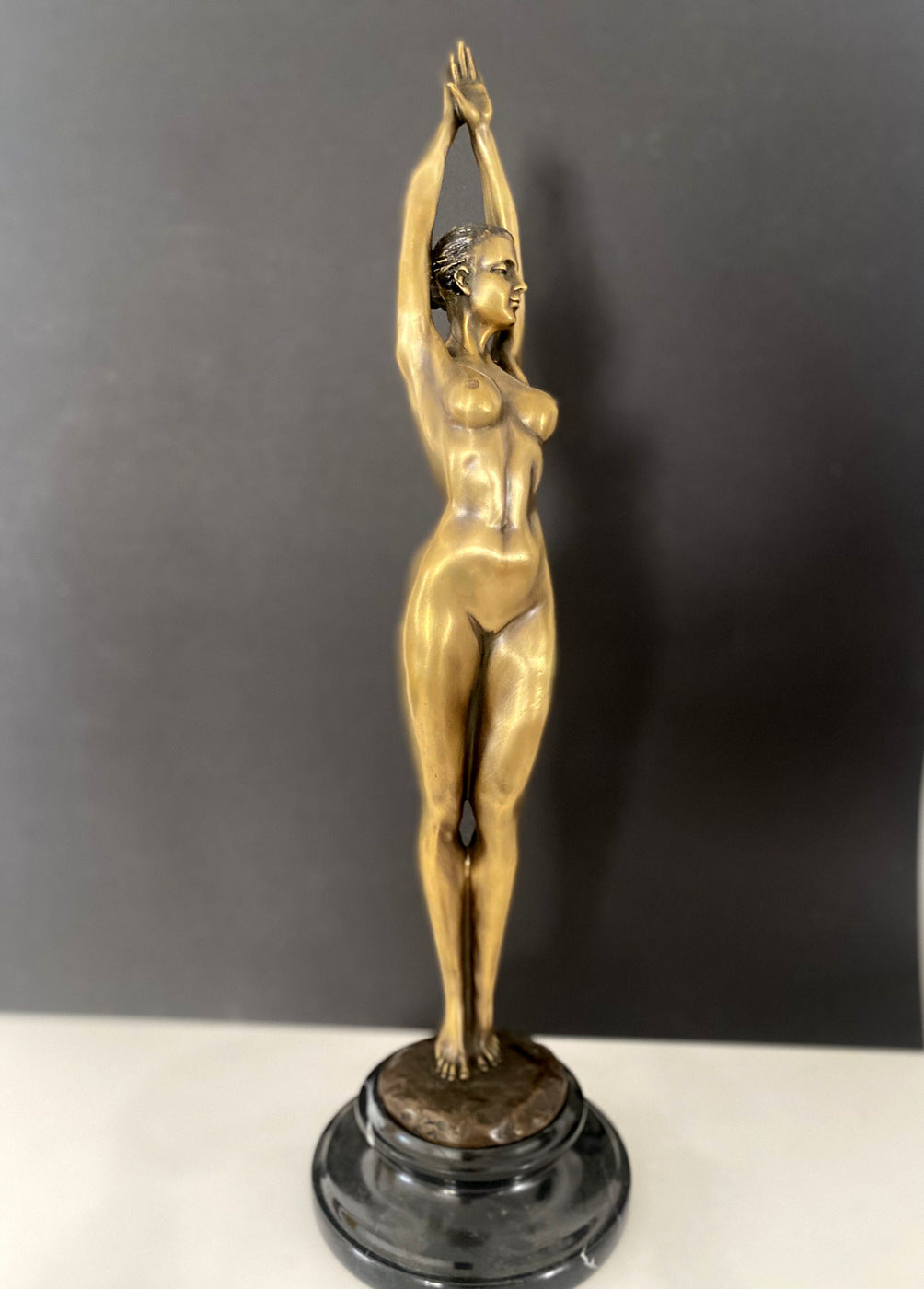 Stylish bronze figure - Bronze nude signed Raymondo on marble base