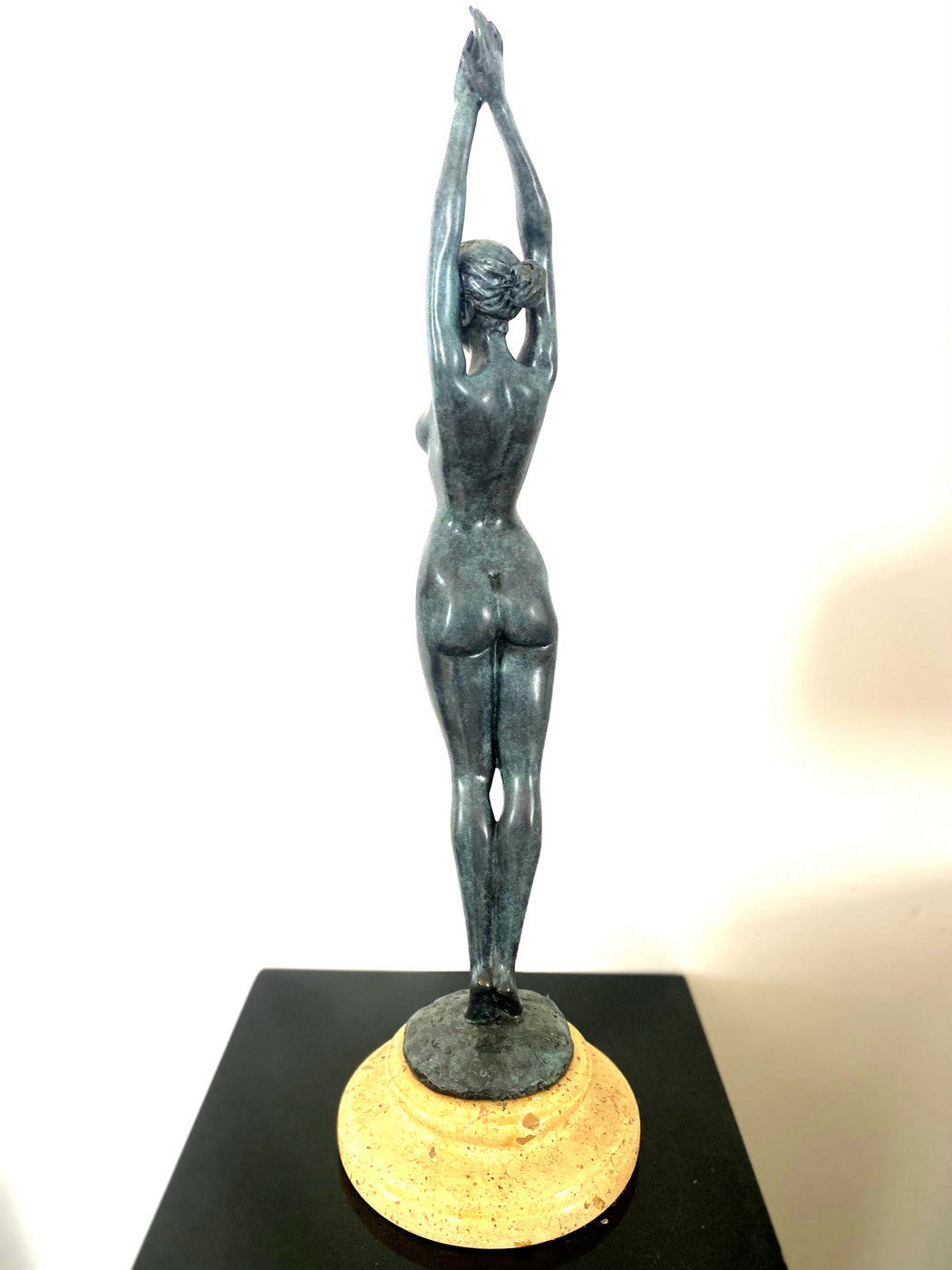 Stylish bronze figure - Bronze nude signed Raymondo on marble base