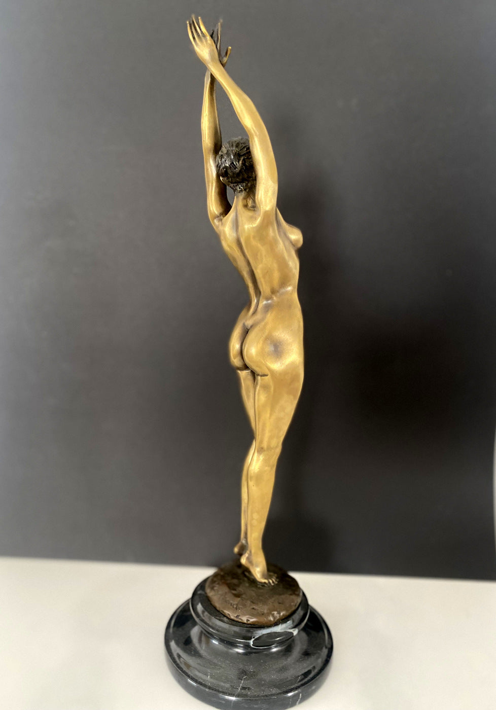 Stylish bronze figure - Bronze nude signed Raymondo on marble base