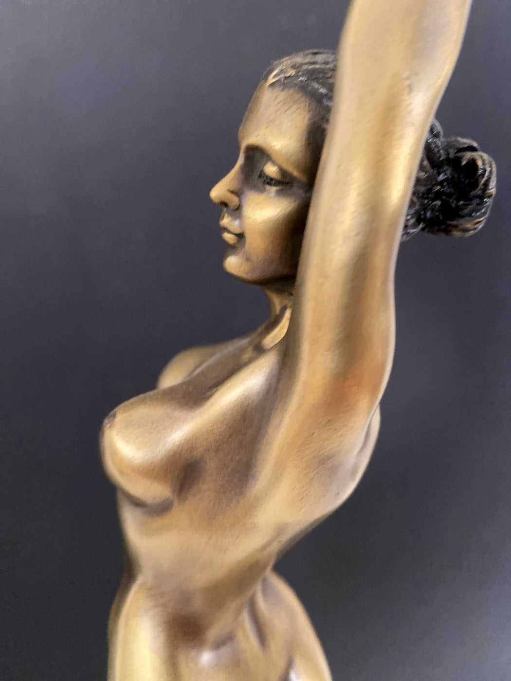 Stylish bronze figure - Bronze nude signed Raymondo on marble base