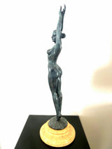 Stylish bronze figure - Bronze nude signed Raymondo on marble base