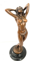 Bronzefigur Frau auf Marmorsockel – frontale Gesamtansicht der Akt Skulptur