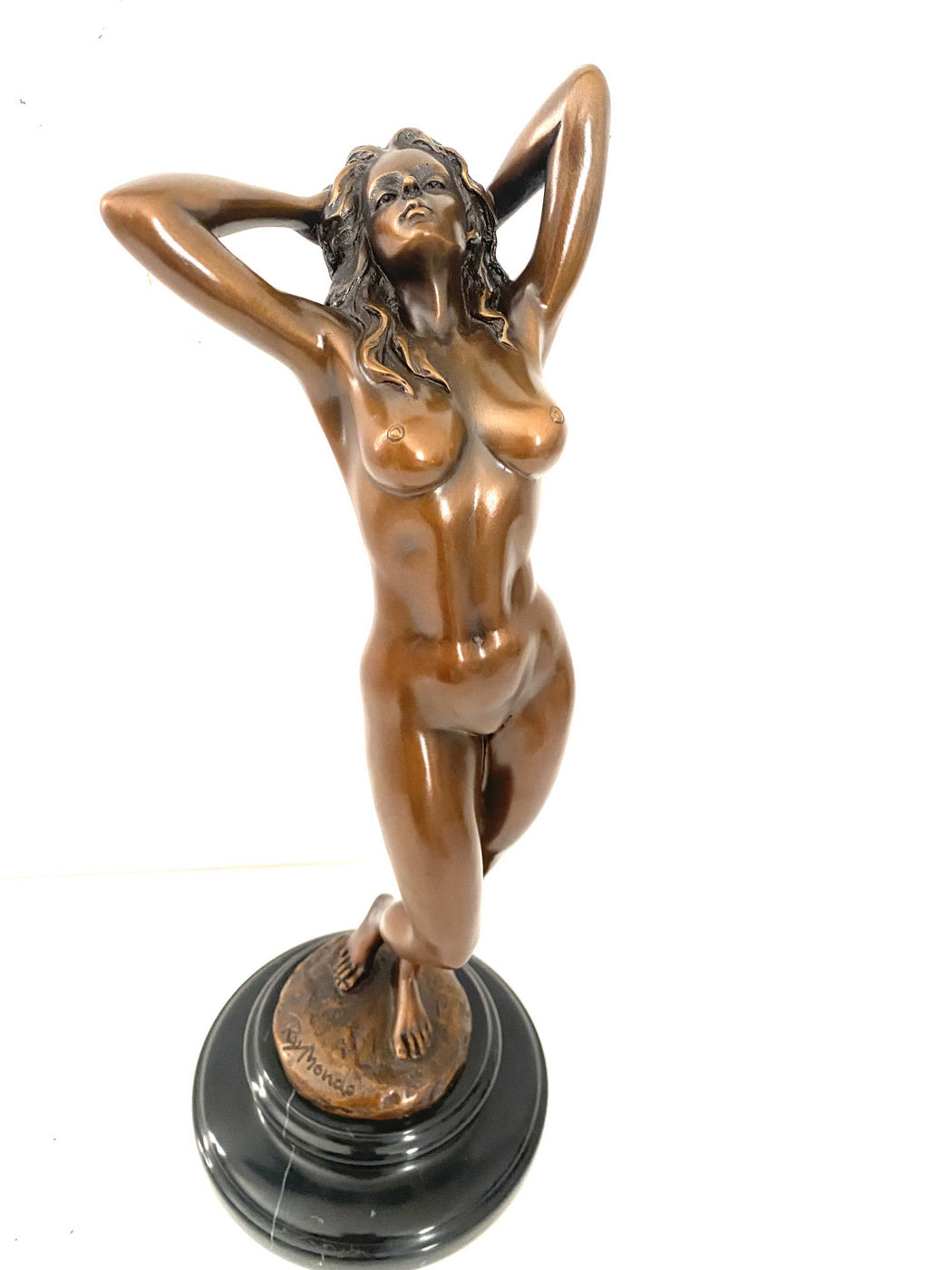 Bronzefigur Frau auf Marmorsockel – frontale Gesamtansicht der Akt Skulptur