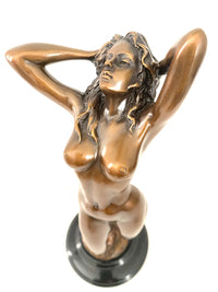 Bronzefigur Frau – frontale Detailansicht der Akt Skulptur